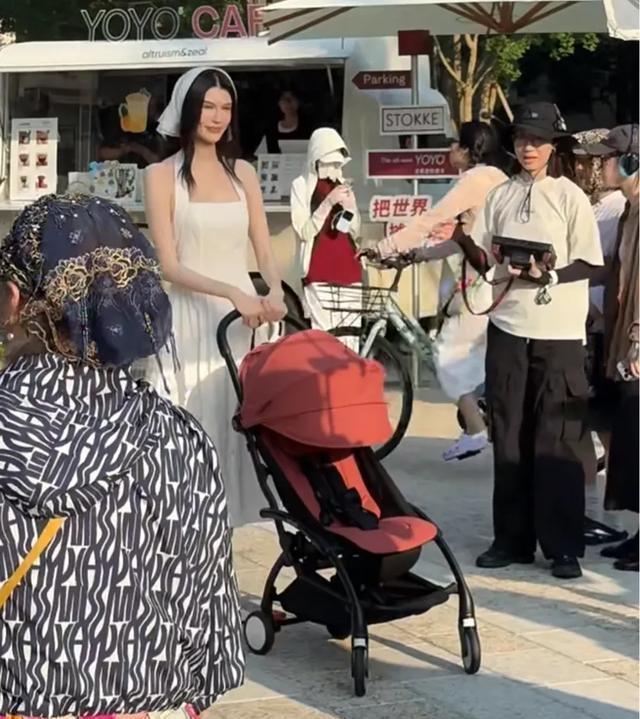 超模何穗阿那亚拍广告，婴儿车直接背身上，路人直呼看不懂