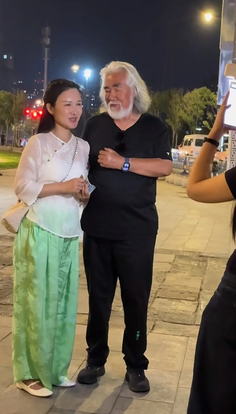 张纪中找了杜星霖以后，身体是越来越好了，精气神也是越来越足了，满面红光的，起码状