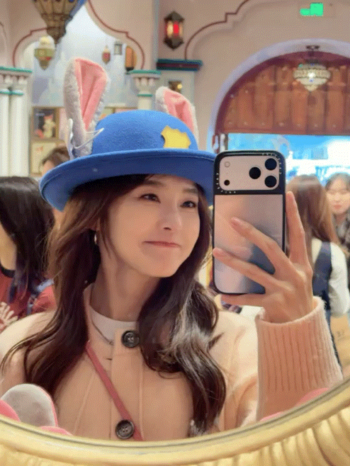 看她举着气球在迪士尼狂奔，对着镜头做鬼脸，和朋友互相抓拍丑照，这不就是我和闺蜜去