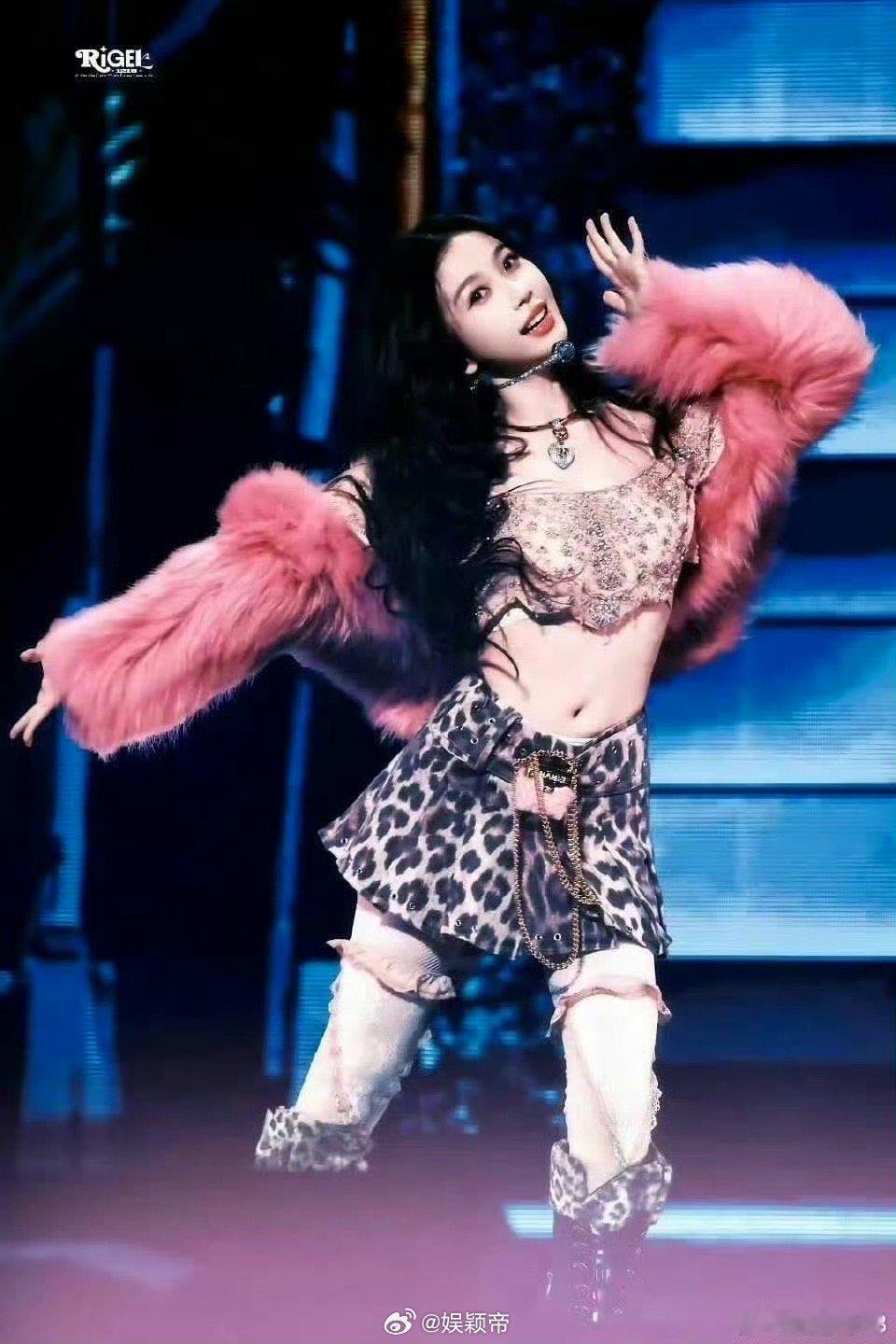 虞书欣进行曲被虞书欣进行曲彻底征服了！强节奏的音乐配上她充满劲道的舞步，展现出