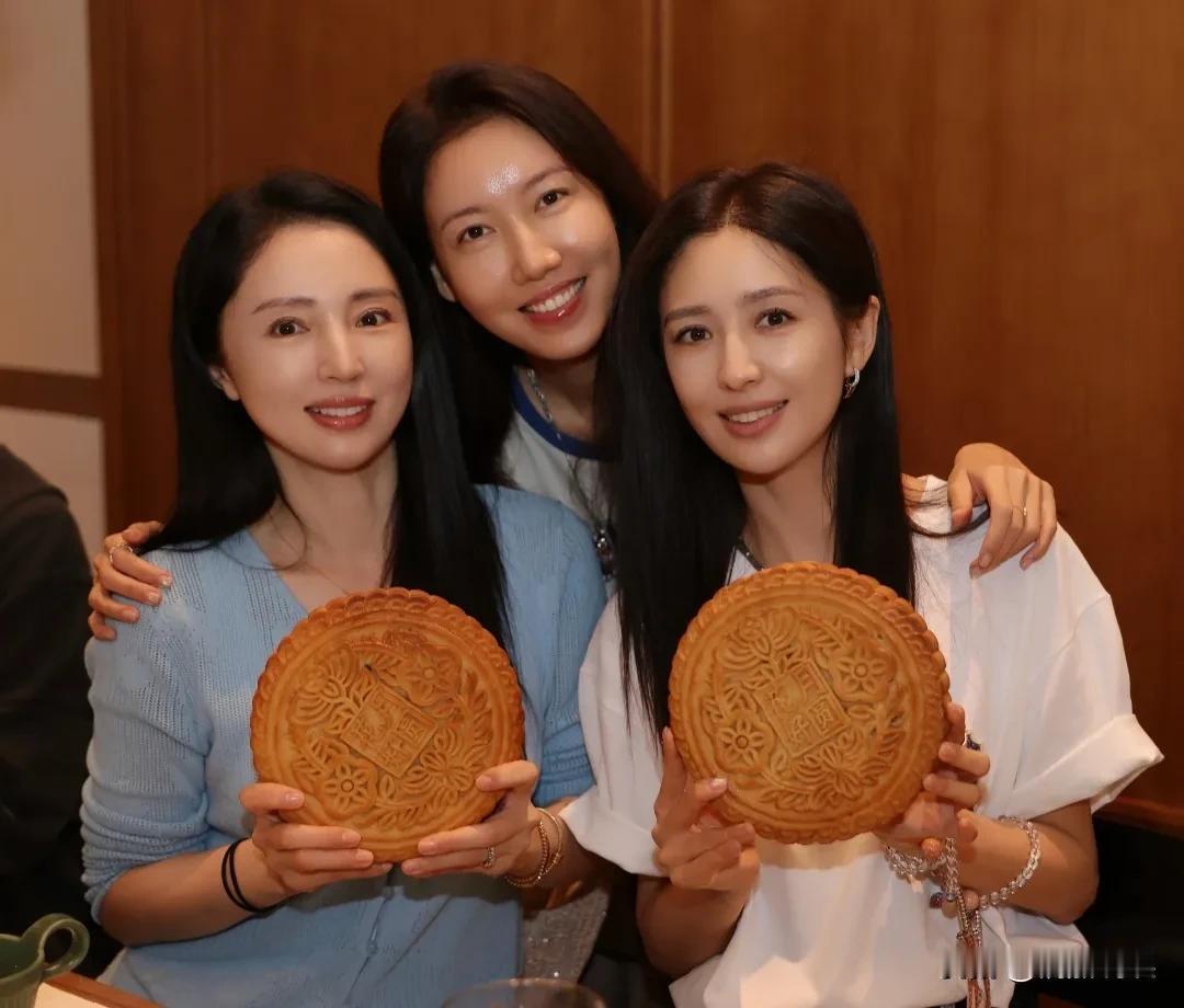 基因真是神奇，董璇、高露、佟丽娅三人的孩子，居然没一个像妈妈，都随了爸爸。[呲牙