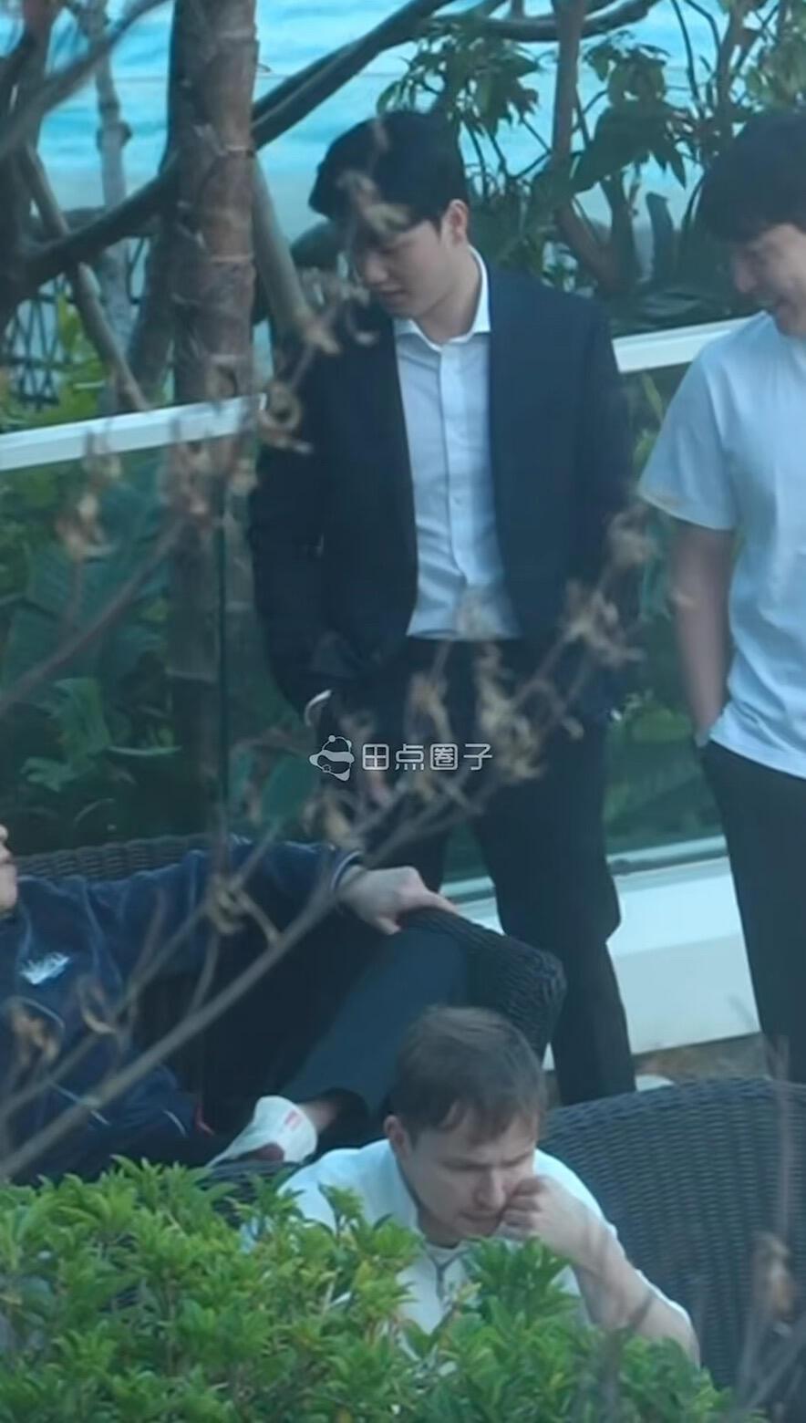 真有小王总的样子，这姿势霸气，王总有个项目谈谈的样子，具像化了！王楚钦不愧是六