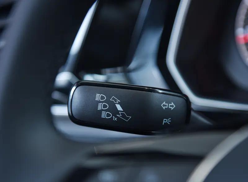 卡罗拉和速腾都是经典家轿，选哪款还得看个人需求。要是追求省油，卡罗拉双擎是首选