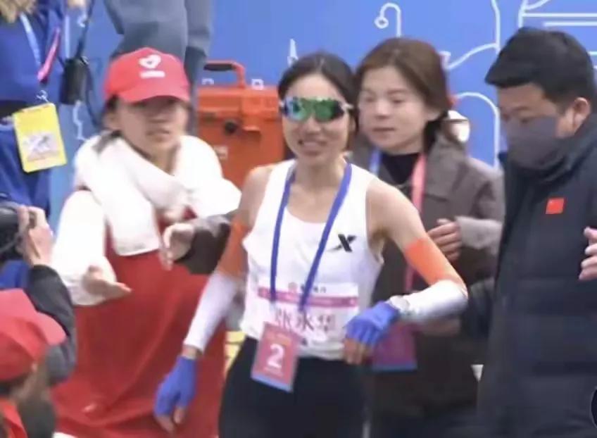 张水华获的第二名！本次北岸马拉松张水华成绩为2小时36分25秒，这个成绩中规中