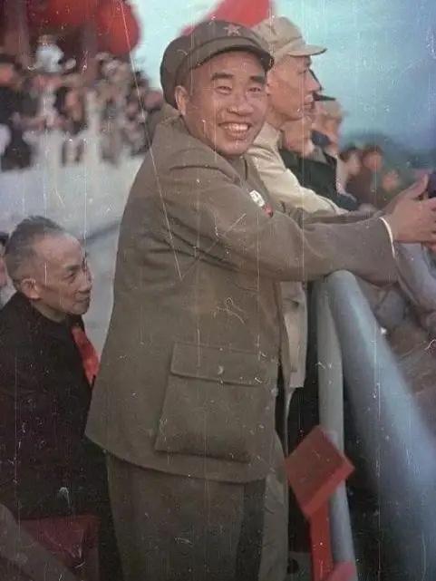 开国大典，朱老总最经典的一幅照片，摄影师对视时抓拍下的，扭头笑的特灿烂。回想28