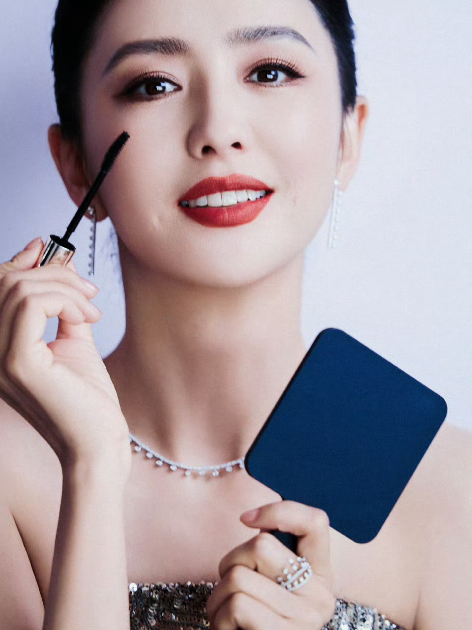 佟丽娅怎么美成这样谁还没被佟丽娅的黑裙红唇美到！姐一袭碎钻黑裙勾勒出紧致腰臀线，