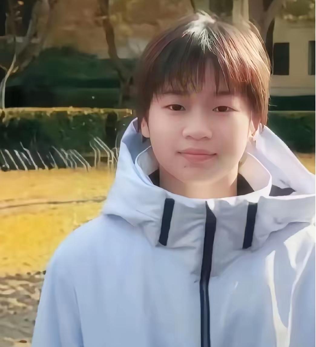 2月9日晚，国家跳水队新春联欢，陈芋汐站在舞台中央主持，光芒耀眼。镜头扫遍全场，