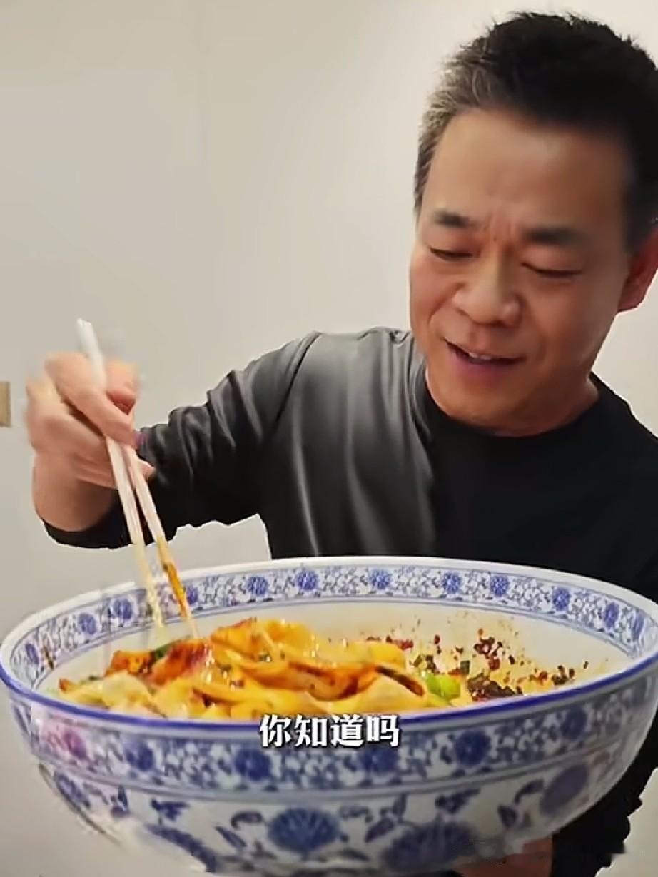 山西歌手孙浩说,他最喜欢吃的面食就是油泼面，那面用热油chua地一泼，别提有多香