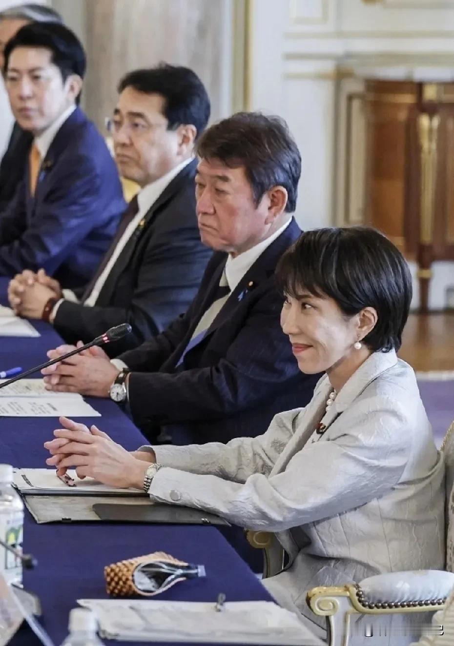 高市早苗的眼神既热情又特别…