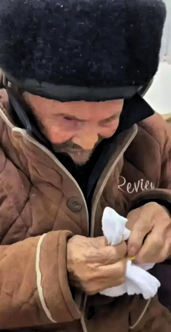 泪奔，96岁的妹妹去看98岁的哥哥，哥哥拉住妹妹的手说：走，回屋哥给你说点事，妹