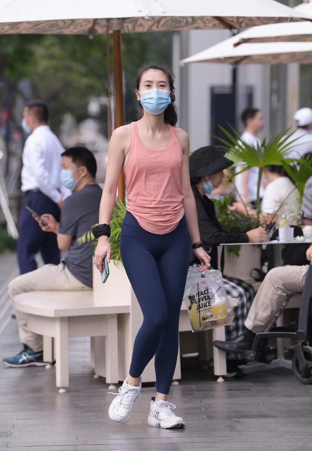 对生活的不满的人，多半是不快乐不自由还缺钱……