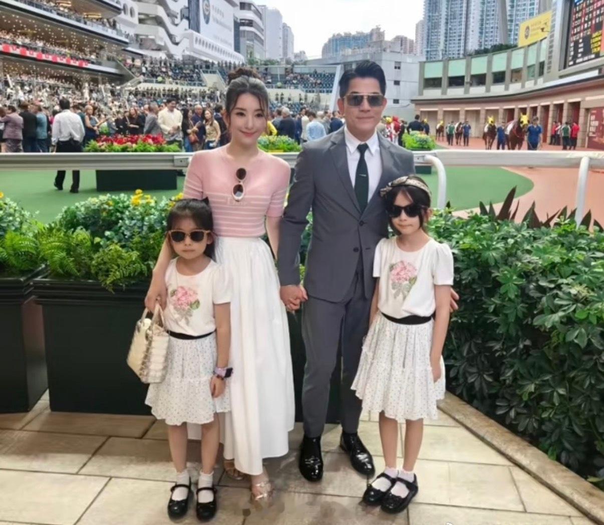 虽无官方数据，但从目测看，大女儿已接近妈妈肩高，身形修长比例优越。这...
