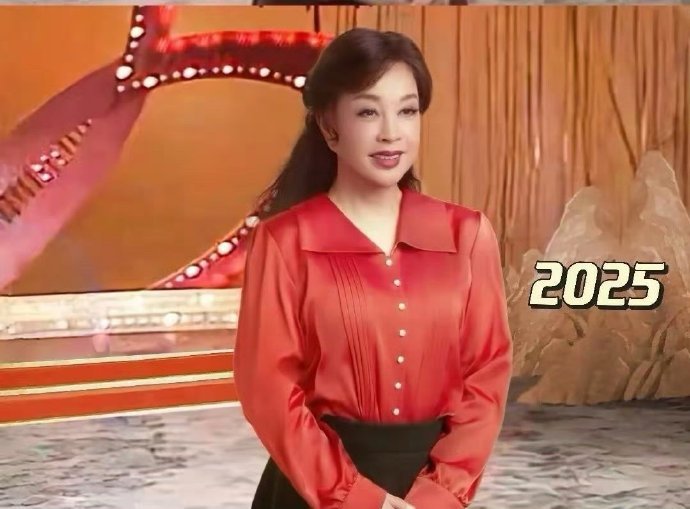 刘晓庆穿上42年前穿的同款衬衫，竟然更好看了刘晓庆75岁再演少女