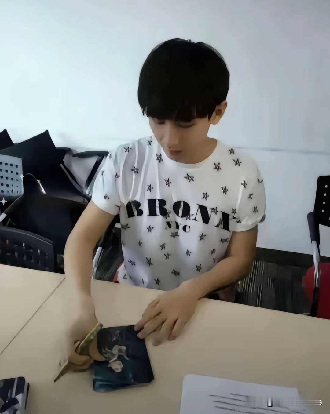 成毅尚未出圈之时模样十分阳光长相和现在也相差无几面对部分黑粉称他整容的言论