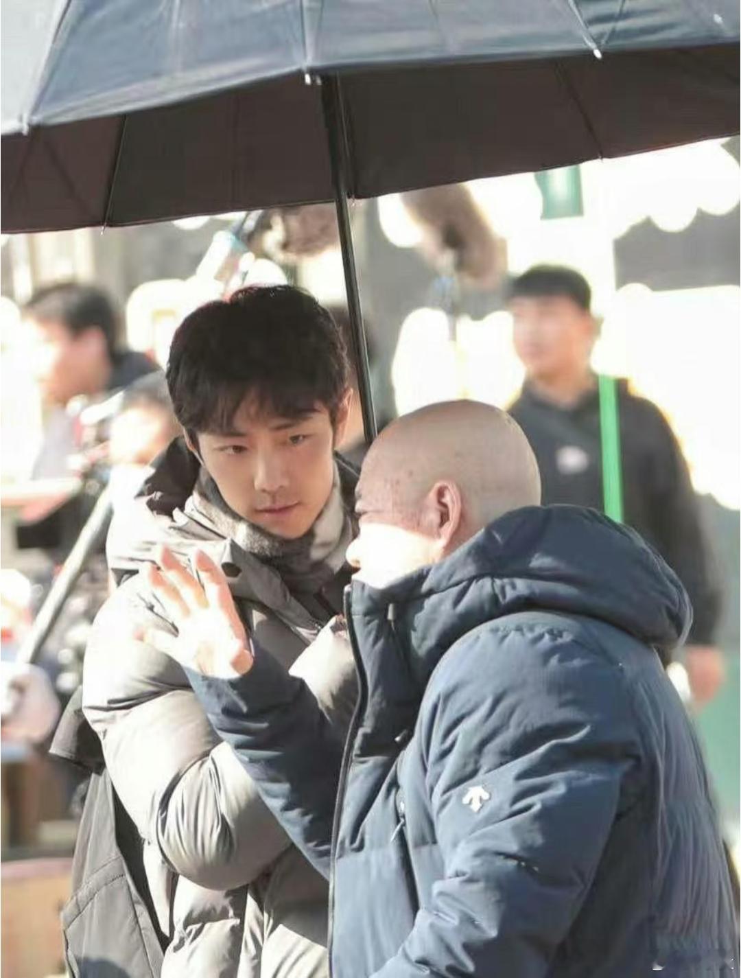 豆包说是肖战诶，确实也很符合肖战顶流的身份，而且近期他正好在锦州拍摄新剧《小城良