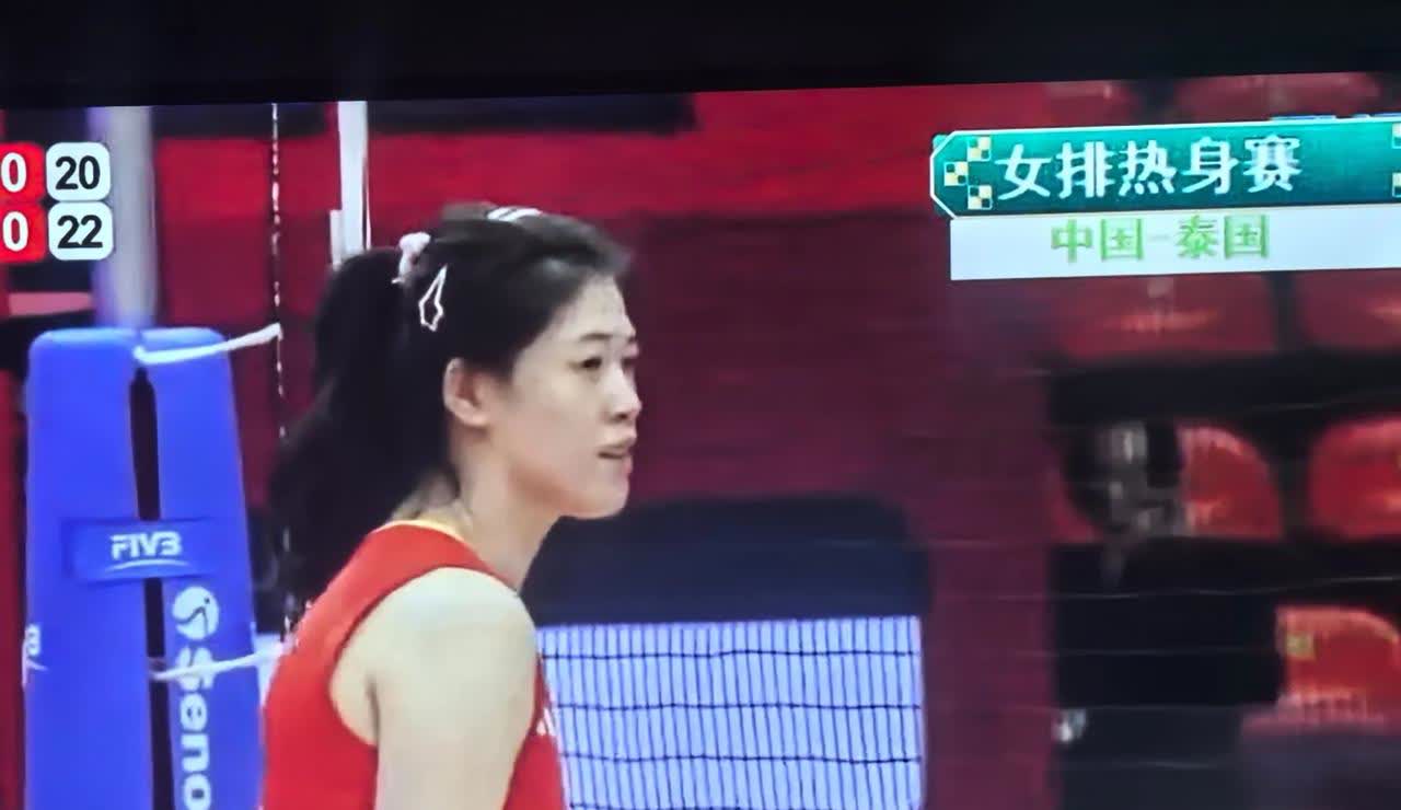 中国女排与泰国女排第一局25-22中国女排赢下第一局，李盈莹打满第一局，状态超出