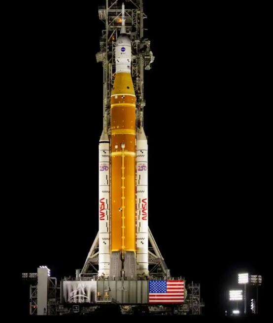 美国重返月球，从来不是纸上谈兵。时隔半个世纪，阿尔忒弥斯2号火箭将于4月初搭载四