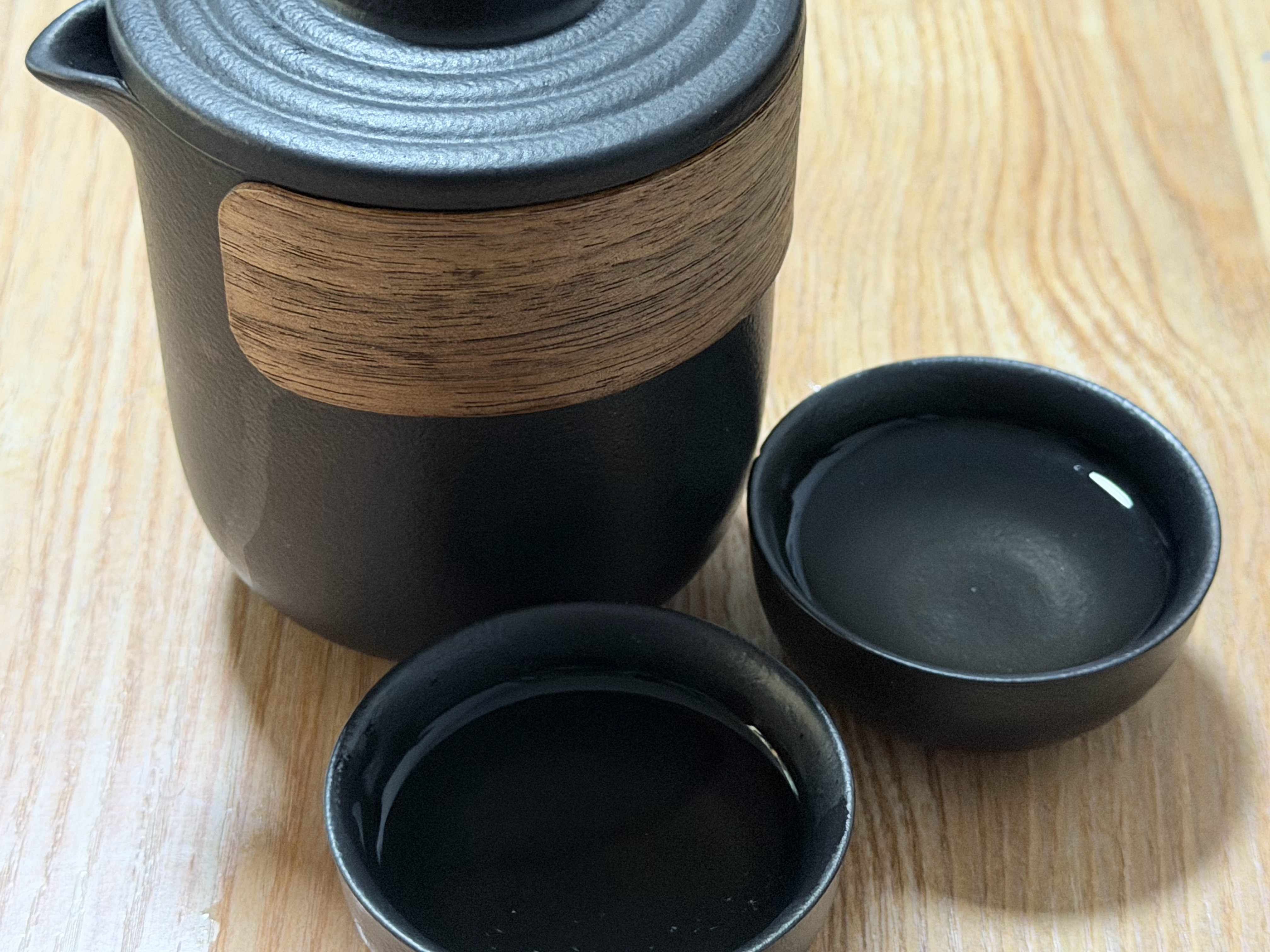 朋友说泡茶给我喝，叮叮当当一顿操作，不是茶盖掉了砸我脚，就是茶杯掉摔了瓷，怎么鸿