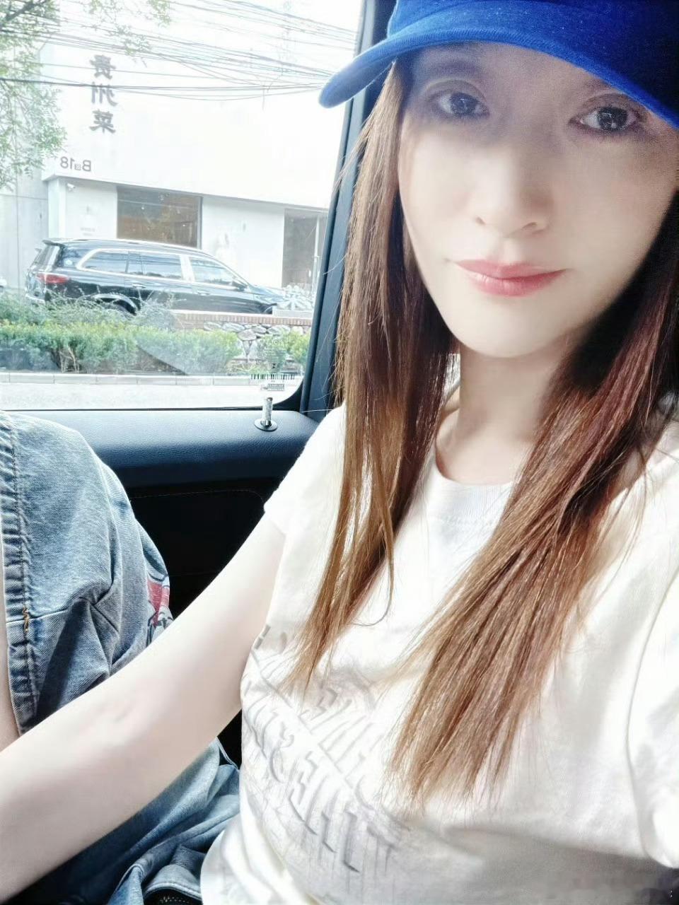 李小冉自拍仿佛关晓彤上年纪样子李小冉分享自拍照，被网友说像上了年纪的关晓彤，