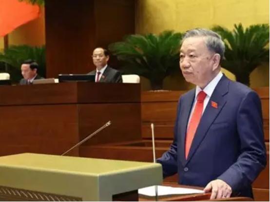越南眼看中国越来越强，心里自然开始发慌，因为它占着中国南海的一些岛礁，担心将来被