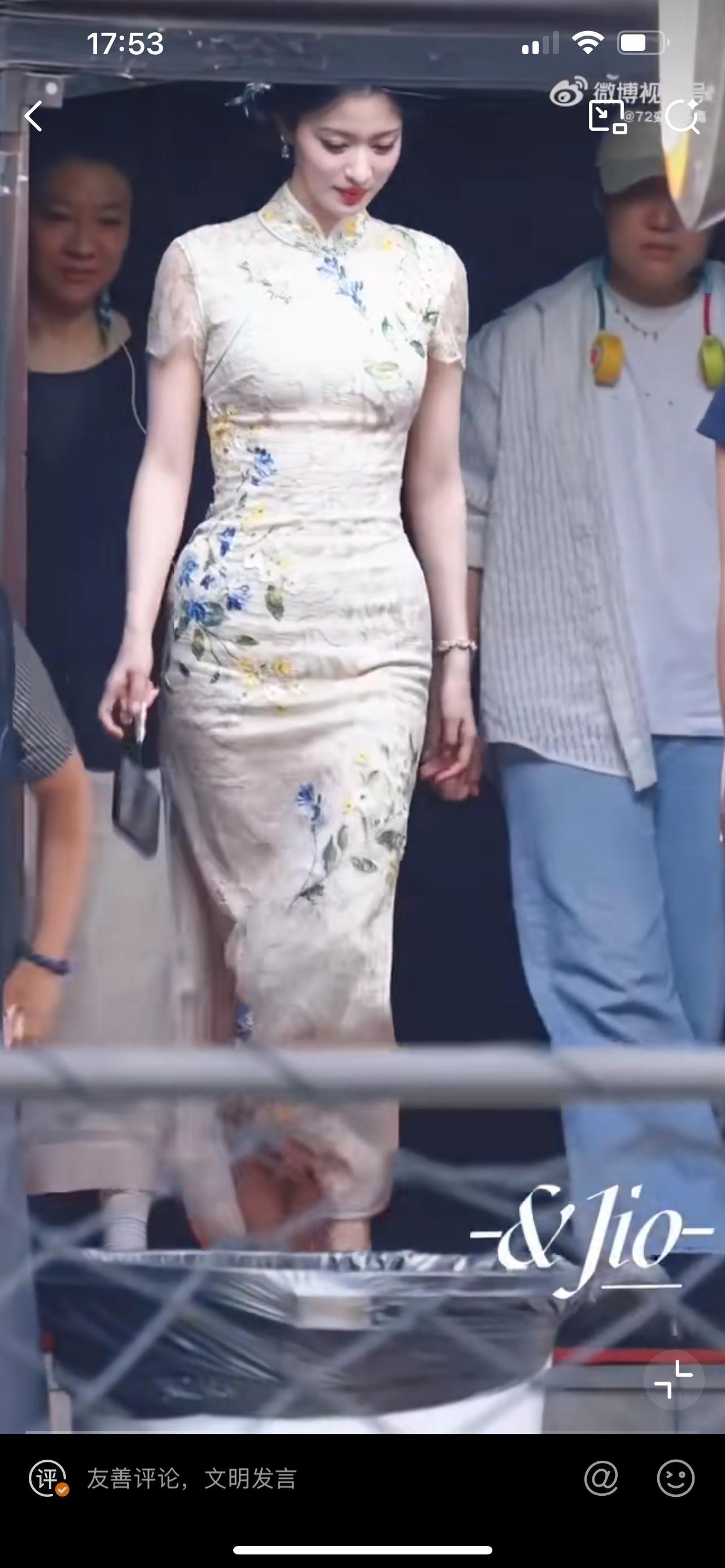 王楚然明明不胖，为什么把腰身掐这么紧太夸张了。​​​