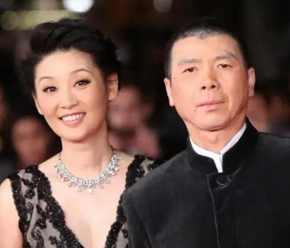 有一回，冯导正和一群漂亮女演员喝酒呢，突然，徐帆猛地推开门闯了进来，手指着冯导当