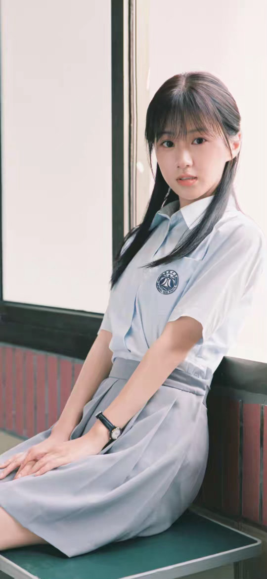 包上恩妥妥的校园女神，校服、单车与碎发，都是青春最干净的模样