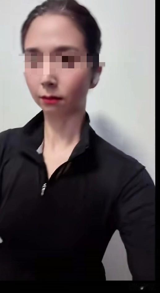 消失大半个月的崔丽丽，终于更新视频了，全程黑色衣服，一脸的轻蔑和对着视频的不屑，