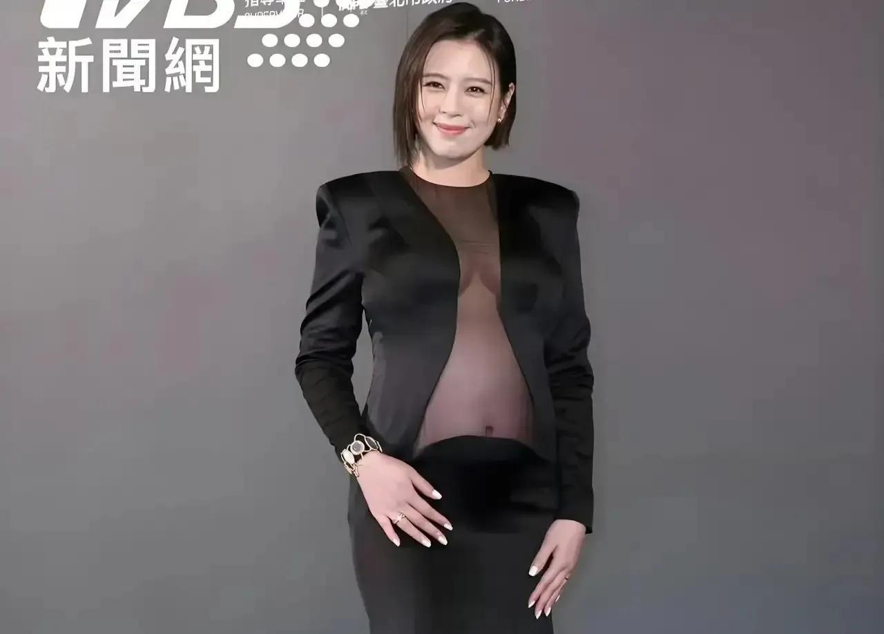 孕妇穿什么也有讲究。这位主持人怀孕五六个月还工作，是敬业的表现。但是，孕妈妈的穿