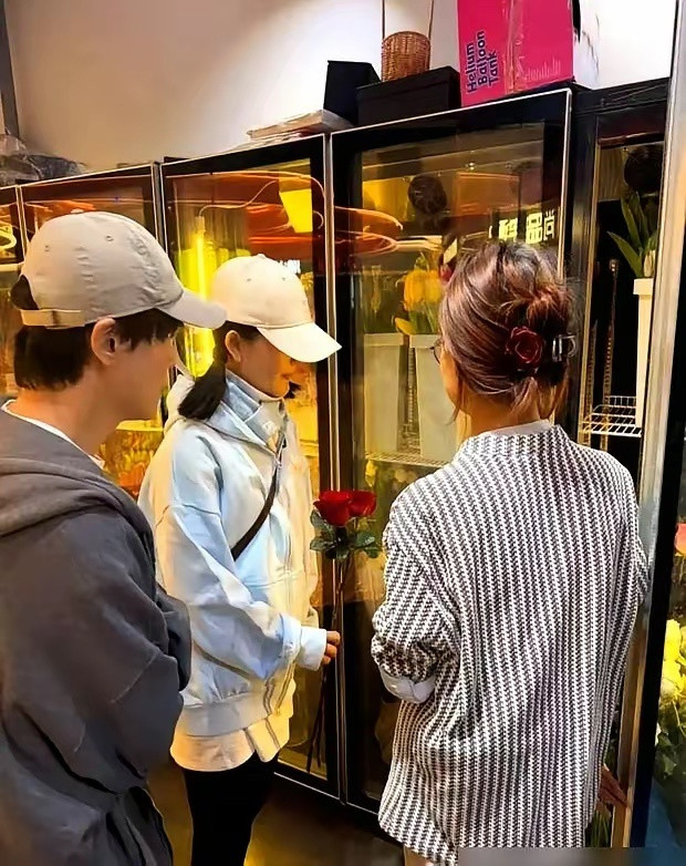 谢娜早年自掏腰包，只为填补张杰演唱会的窟窿。北京街头，谢娜扎着双马尾，跟沈凌一起