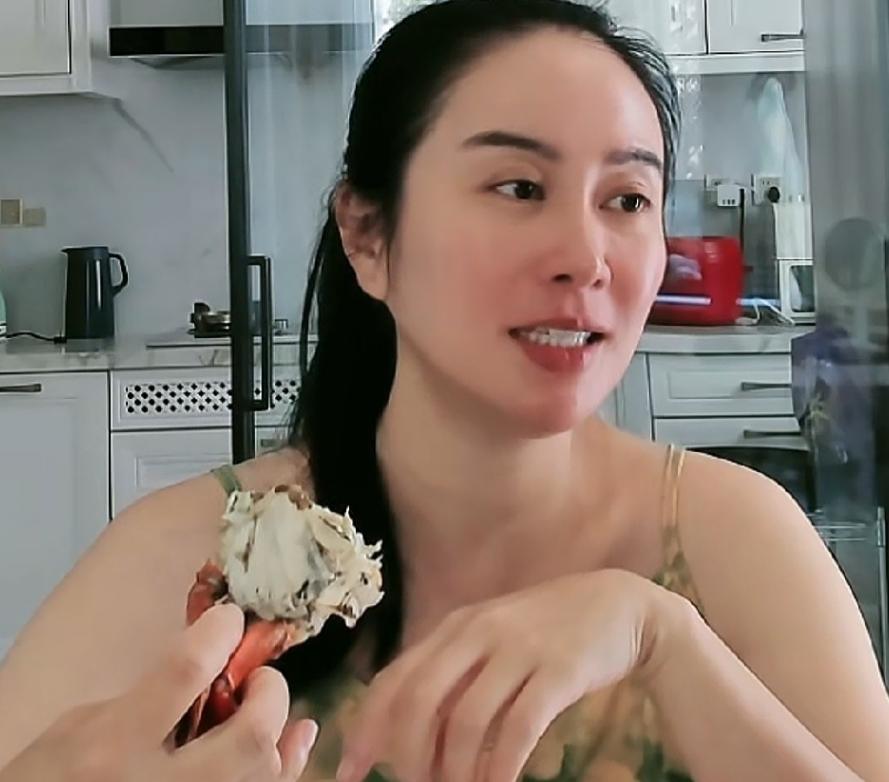 有网友问叶璇："为什么那么多女明星生完孩子后，身材恢复得那么快，跟没生过一样？"