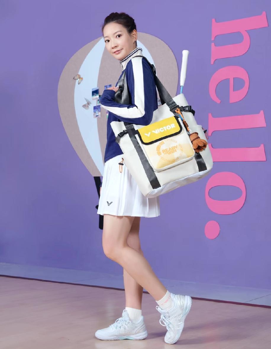 黄雅琼这是把球场走成秀场了吧！救命！黄雅琼这一身也太会穿了吧！运动风外套