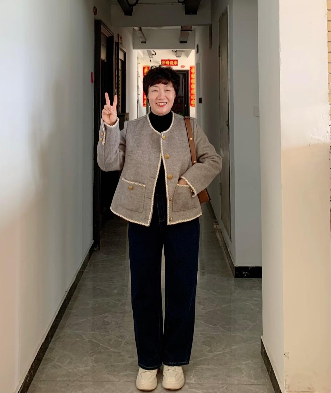 真是无语了！过了50岁，买件新衣服也能被人说!昨天周六逛街，看到商场好多打折