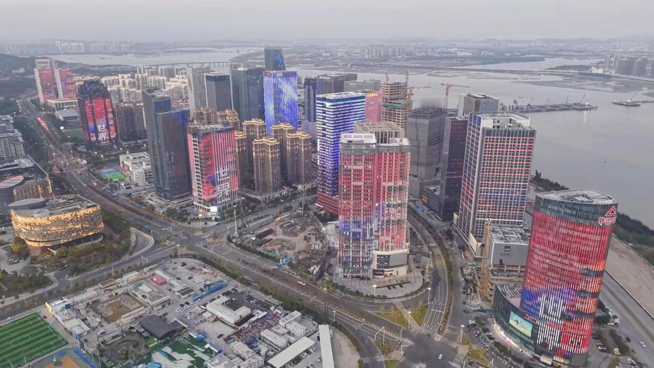 泉州东海CBD已经是日新月异的繁华，是万亿城市的硬核生长力，对比厦门观音山CBD