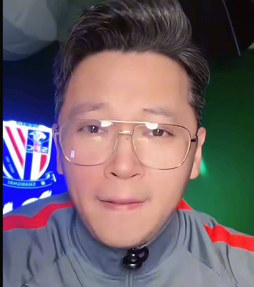 解说员周亮语出惊人，他表示如果上海申花还想争冠的话，就应该尽快让主教练斯卢茨基下