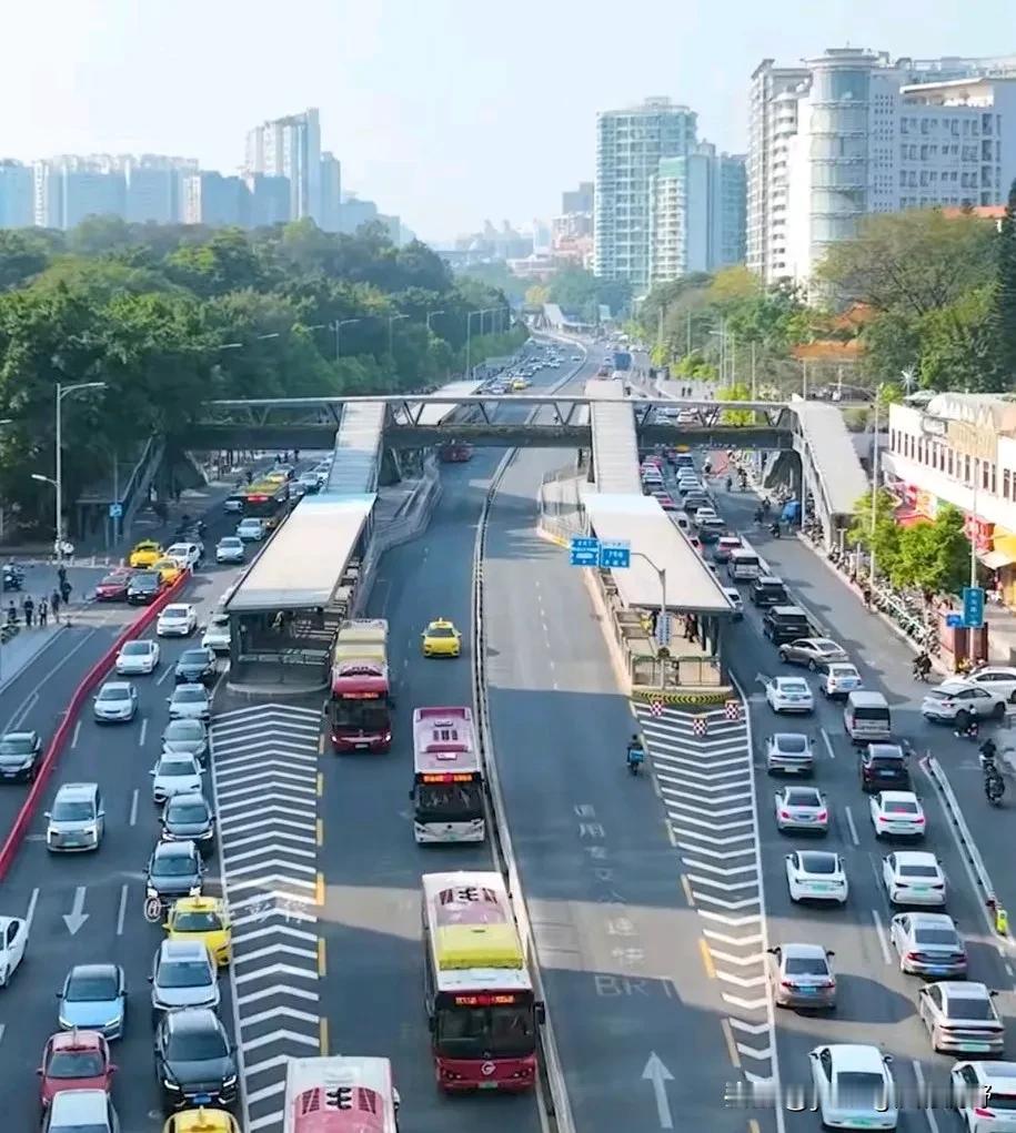广州快速公交系统，又叫做广州BRT，位于广州中山大道与黄埔大道，是一条连接广州天