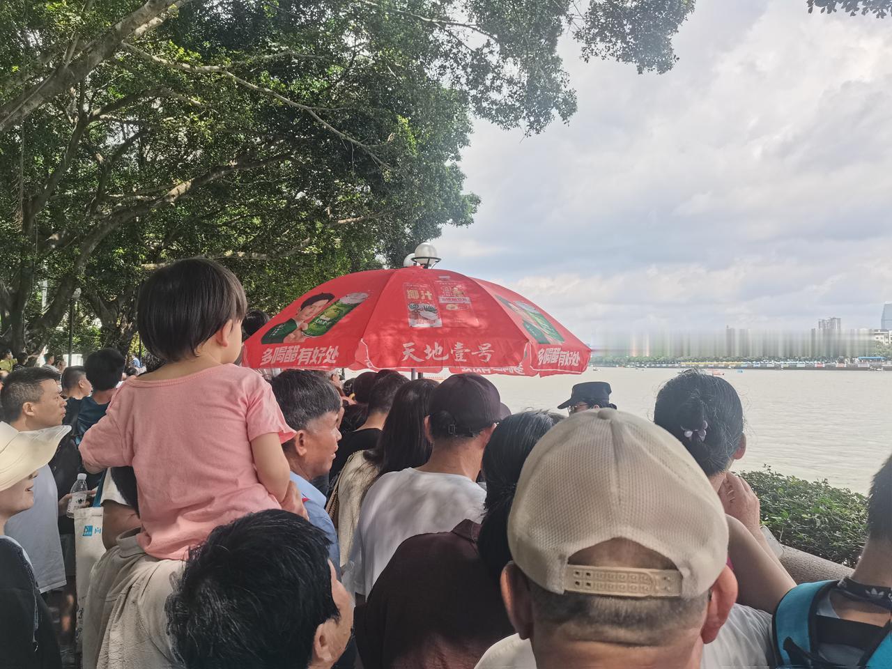 昨天在广州天河的猎德村看龙舟，由于大雨和人流，观感并不好。今天转战中山大学北门龙