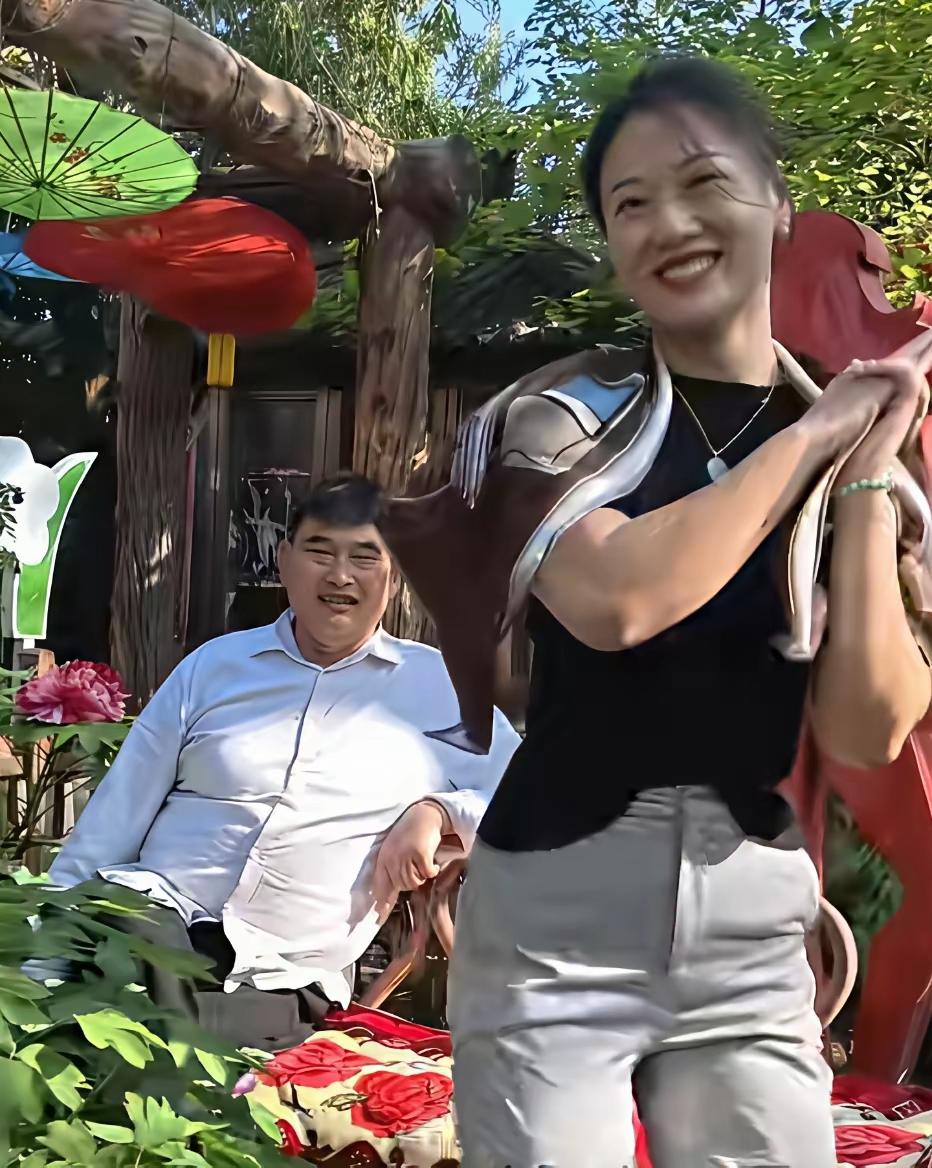 大衣哥你是看牡丹花，还是欣赏美女也，激动的眼睛都眯成一条缝了！[呲牙笑]