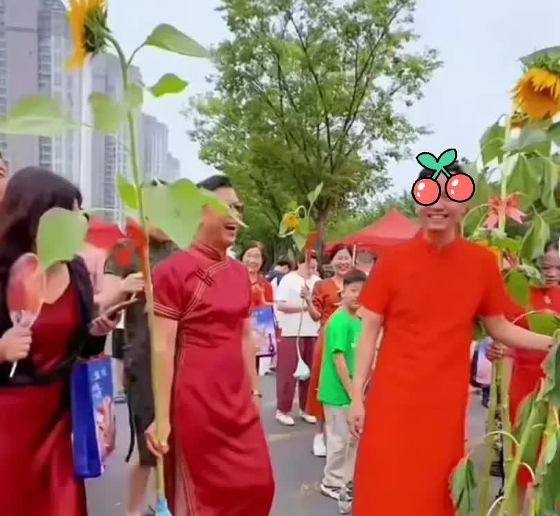 很好奇，哪些穿旗袍的男人家孩子都考得怎么样啊？高考成绩出来了，我们楼上邻居孩