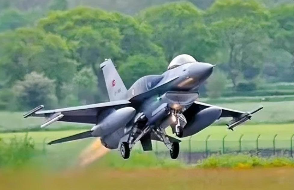 【F-16战机的历史和性能如何】作为全球产量超4900架、服役超50年的“三代