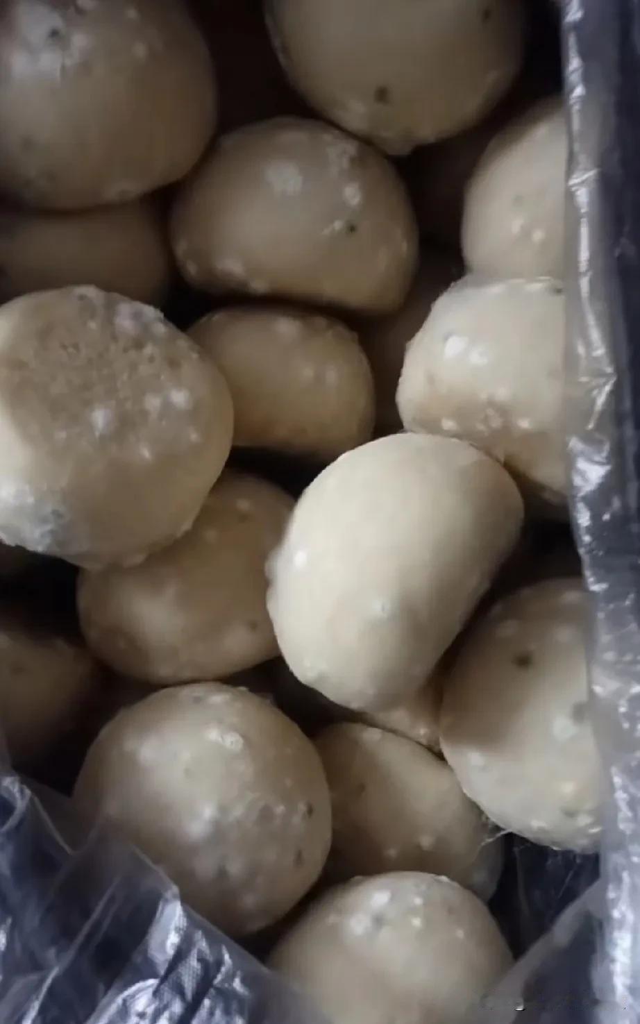 这发霉的馒头还能吃吗？这是从老家带过来的馒头，老妈给包了一袋子馒头，没及时把塑料