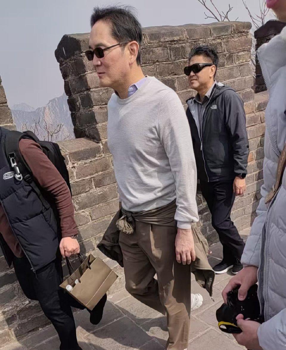 近日韩国三星会长李在镕来中国，公务私事都没落下。3月22日到23日，他出席了