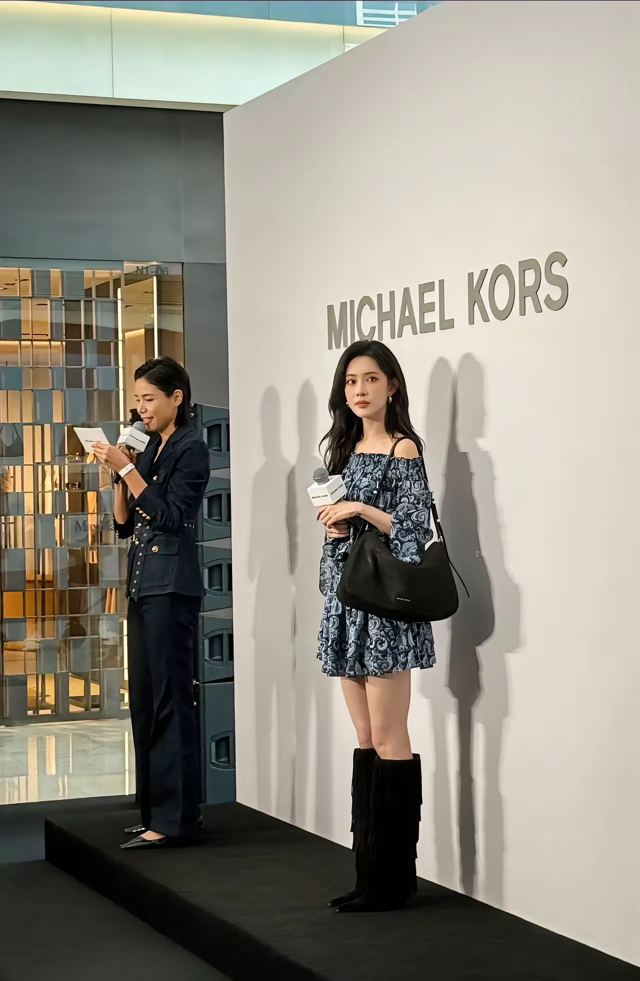 她本人比电视上好看太多了，特别是腿又直又白！​​​