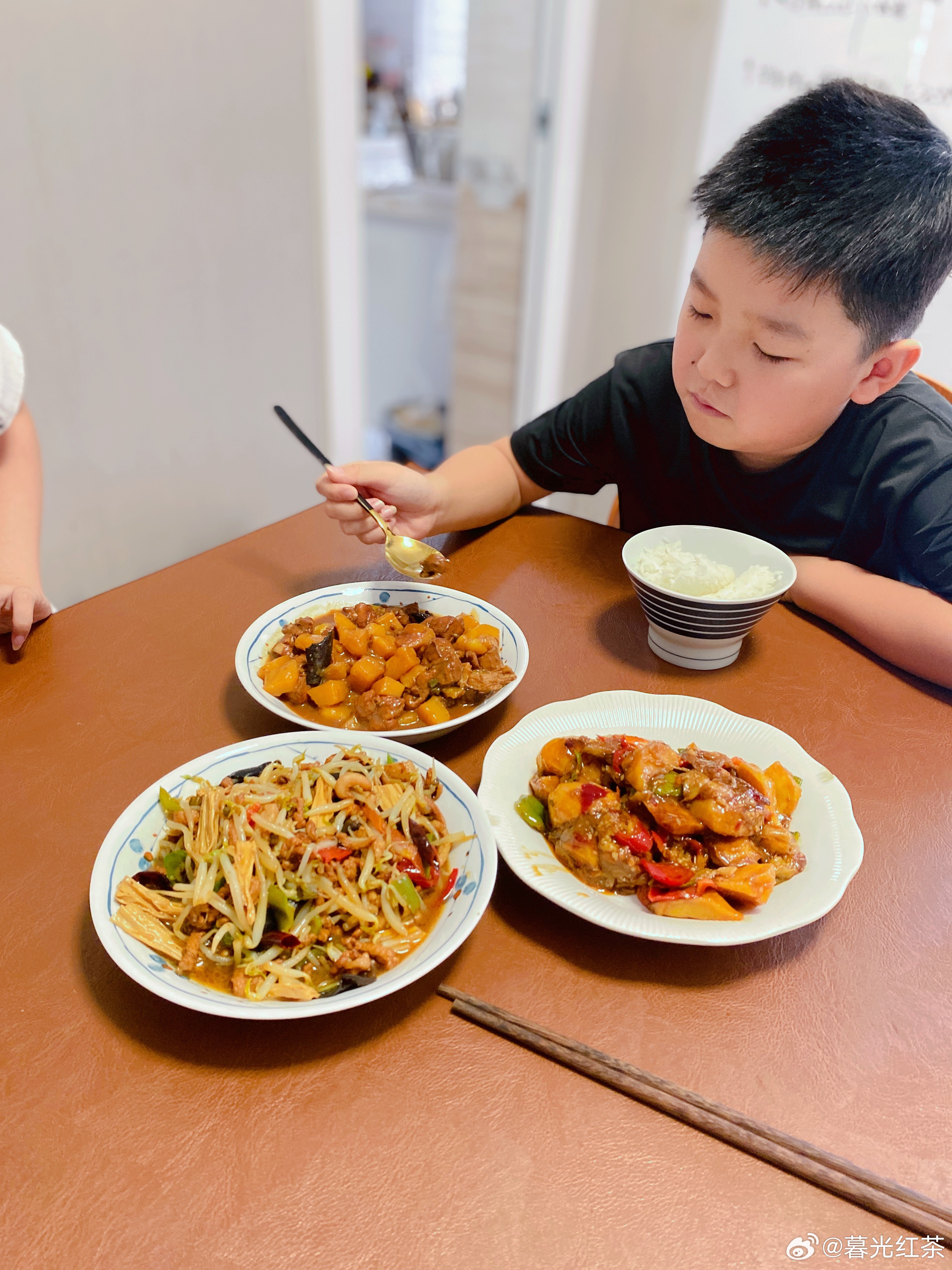 很难得，今天在餐馆定了两个菜，由于太油了我们娘三个都不喜欢吃。习惯了清淡的饭菜，