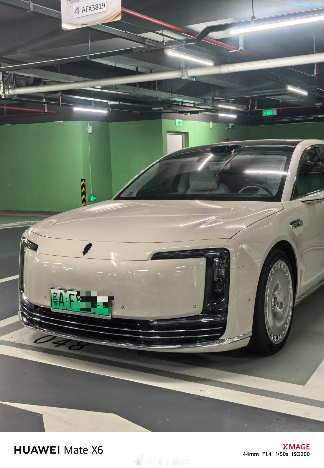 尊界S800和这几辆车停在一起，气场不输吧？​​​