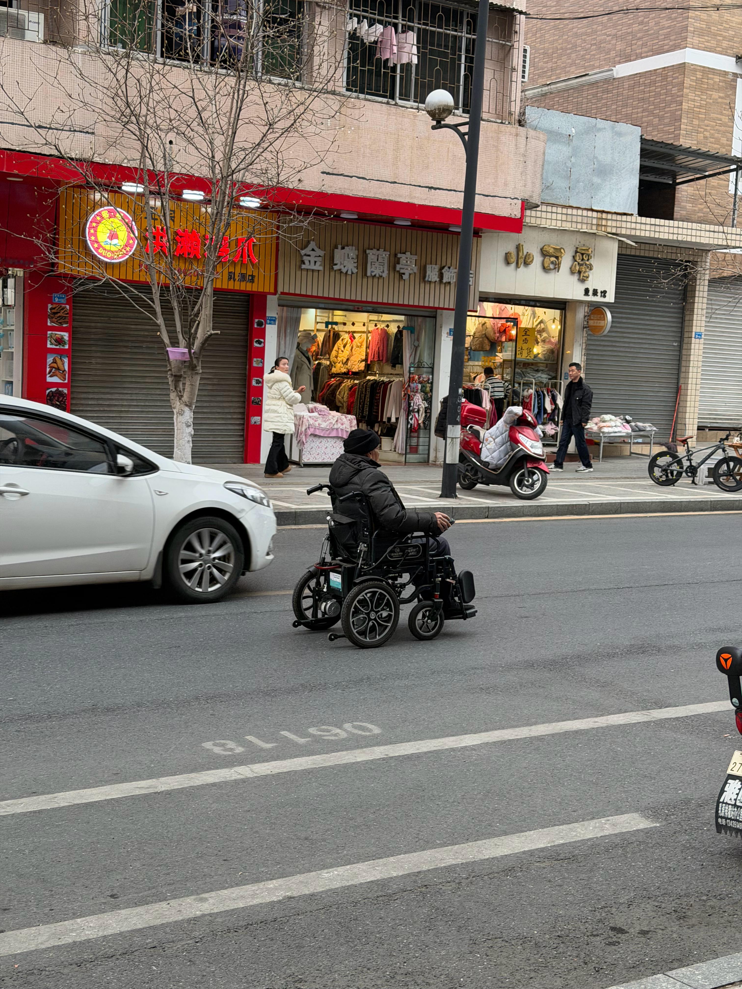今天看到的一幕马路是我家，想怎么开就怎么开