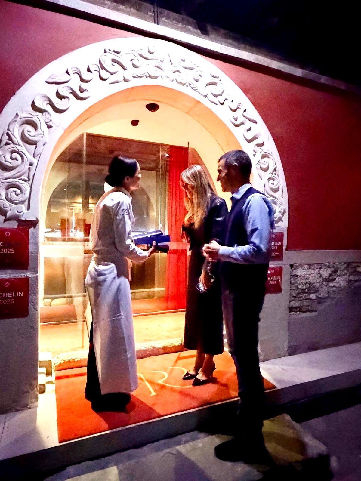 在北京街头偶遇西班牙首相夫妇，竟有种见“老友”的亲近。桑切斯1米9的身高往那一