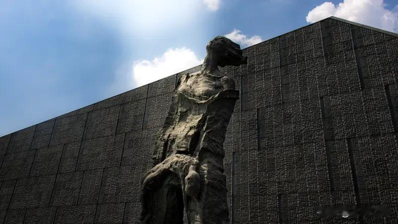 你能想象吗？有9件文物，它们静静陈列，却藏着一段惨绝人寰的历史。1937年12月