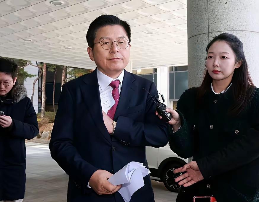 ​韩国原总理黄教安这时候突然间遭到逮捕，最主要的是他反对了李在明，他在尹锡悦成为