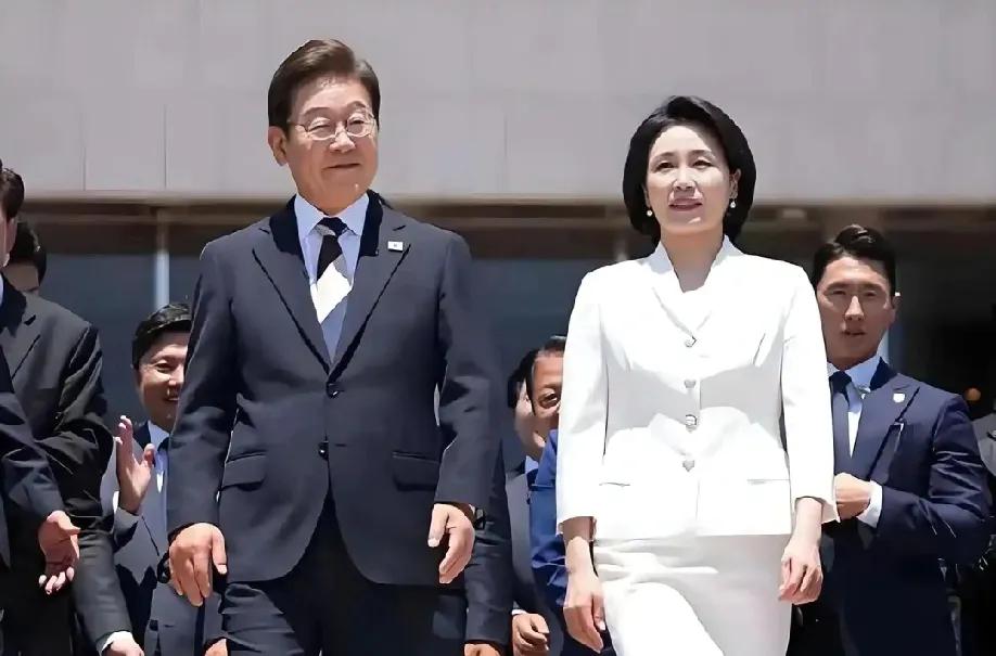 韩国新第一夫人火了！58岁气质出众，比金建希耐看在韩国政坛的风云变幻中，随